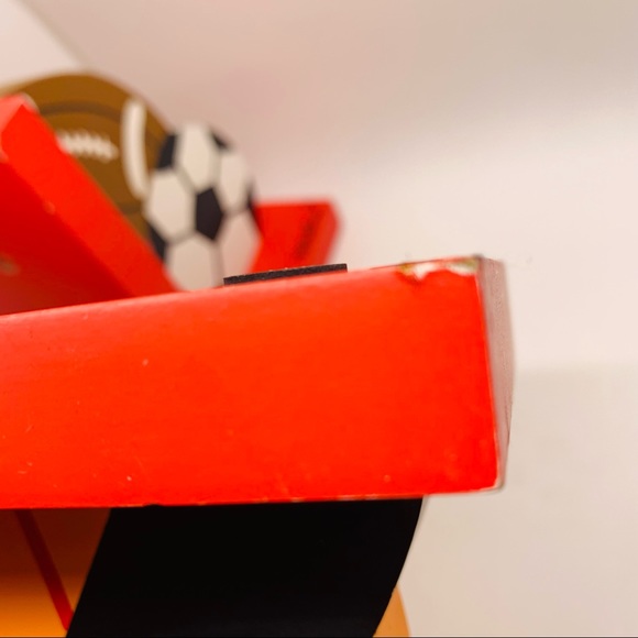 Tatutina Bookend Set of 2 Red for the sports enthusiast - Picture 10 of 11